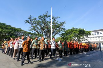 Habibie Wafat - Balai Kota Bandung kibarkan bendera setengah tiang