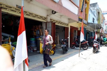Habibie wafat, warga Palu kibarkan bendera setengah tiang