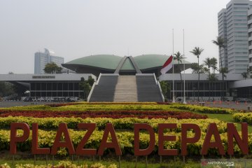 BJ Habibie wafat: Bendera setengah tiang berkibar di kompleks parlemen