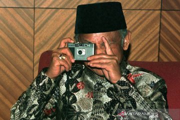 BJ Habibie Wafat- Perjalanan Bapak Teknologi Indonesia dalam bidikan kamera wartawan ANTARA