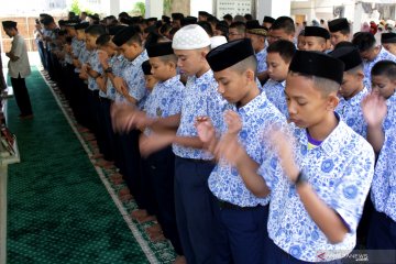 BJ Habibie wafat - Siswa sekolah laksanakan sholat ghaib di Makassar