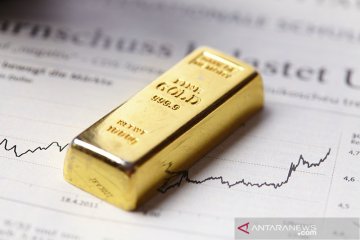 Emas turun menjadi 1,558.60 dolar AS, setelah raih tertinggi dua pekan
