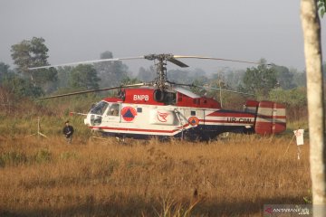 Helikopter water bombing mendarat darurat