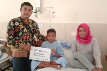 Indonesia Dermawan bantu pengobatan penyakit kelainan anus Sidik