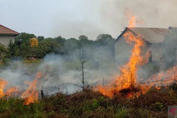 Lahan kosong sekitar Bandara Syamsudin Noor terbakar hebat