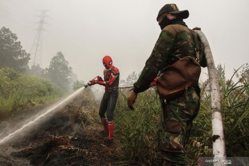 Superhero bantu pemadaman kebakaran hutan di Riau