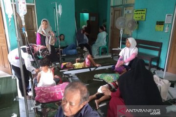 Jumlah korban keracunan di Kampung Pangkalan Sukabumi terus bertambah