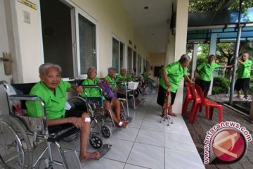 Ratusan lansia di Kalteng terima bantuan Kemensos RI