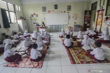 Sekolah kekurangan meja belajar