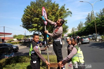 Polisi bersihkan rambu-rambu lalulintas minimalisir pelanggaran