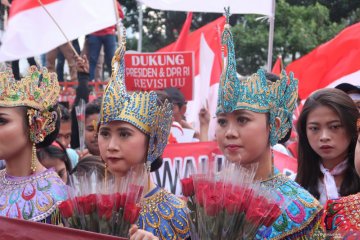 Sejumlah perempuan berpakaian adat ikut unjuk rasa dukung RUU KPK