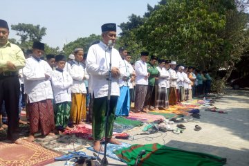 12 ribu santri Lamongan sholat minta hujan dan berakhirnya kemarau