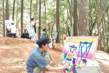 Saat 34 seniman 17 negara melukis di Hutan Pinus Mangunan Bantul