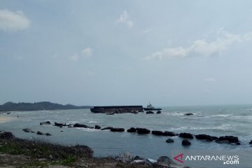Kapal tongkang terdampar di pantai Kuala Sungailiat