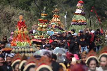 Ritual sesaji di lereng Gunung Kelud