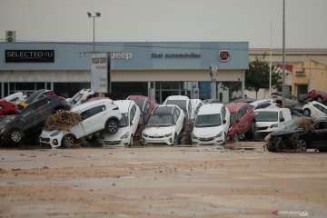 Banjir di Orihuela Spanyol, puluhan mobil terbawa arus