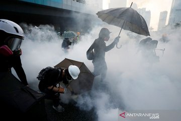 Polisi Hong Kong tembakkan gas air mata ke arah pengunjuk rasa