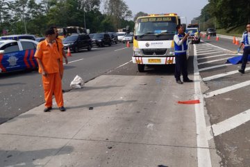 Kecelakaan tunggal di Tol Jagorawi akibat pecah ban