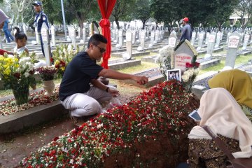 Anak mantan ajudan taruh foto dan surat di makam Habibie