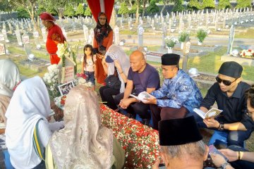 Adrie Subono bacakan Yasin di makam  Habibie