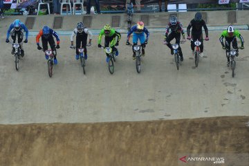 Aksi pembalap sepeda pada kejuaraan Indonesian BMX 2019 di Temanggung