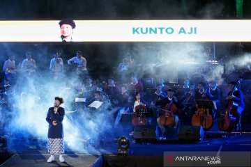 Aksi Kunto Aji di konser Keroncong Plesiran di Yogyakarta