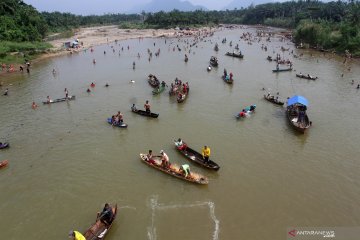 Tradisi menangkap ikan larangan