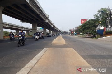 Trotoar di tengah Jalan Kalimalang akibat salah perencanaan