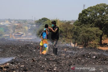 ACT Sulsel bagikan masker kepada warga terdampak asap TPA Makassar