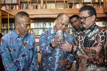 Anugerah Bapak Kemerdekaan Pers Indonesia untuk BJ Habibie