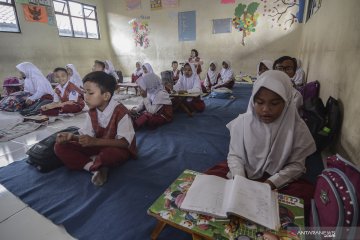 Sekolah kekurangan meja belajar