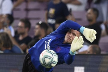 Ter Stegen tersinggung disentil Manuel Neur