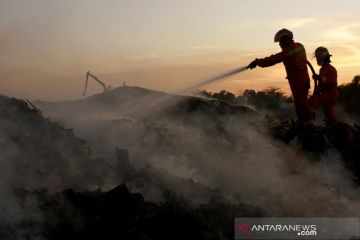 Penanggulangan kebakaran TPA Antang