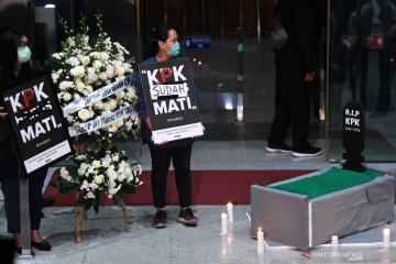 Pegawai dan aktivis antikorupsi lakukan aksi simbolik "pemakaman" KPK
