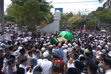 Ribuan orang shalatkan Fuad Amin di Masjid Agung Bangkalan