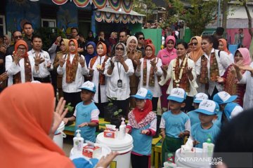 Ibu Negara sosialisasikan cuci tangan dan tes IVA di Palembang