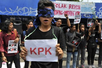 Aksi aktivis anti korupsi Serang menolak revisi UU KPK
