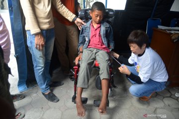 Bantuan kursi roda untuk penderita cerebral palsy