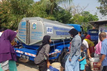 Pemkot Jakbar pasang tandon atasi krisis air dan kekeringan