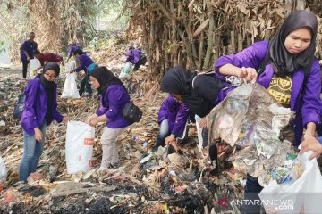 Mahasiswa Bogor bersihkan Kali Baru jelang kedatangan Iriana Jokowi