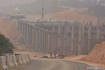 Kabut asap melanda Riau, pengerjaan tol Sumatera tetap berlanjut