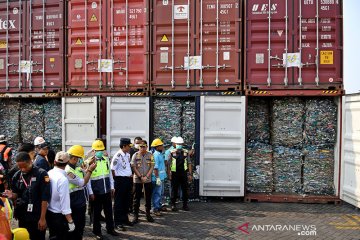 Sebanyak 467 kontainer limbah impor di Batam proses reekspor