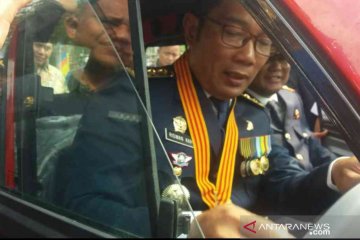 Ridwan Kamil coba mobil kancil di Bekasi