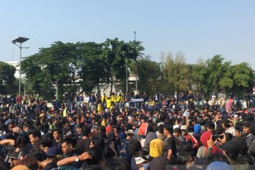 Massa demo padati jalan Gatot Subroto, tolak RKUHP dan pelemahan KPK