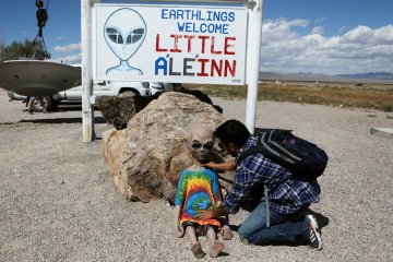 Penggemar UFO kunjungi Little A'Le'Inn di dekat Area 51 Rachel Nevada AS