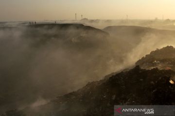 Penanggulangan kebakaran sampah TPA Antang