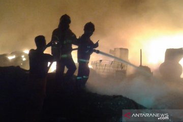 Lapak bijih plastik terbakar diduga akibat warga bakar sampah