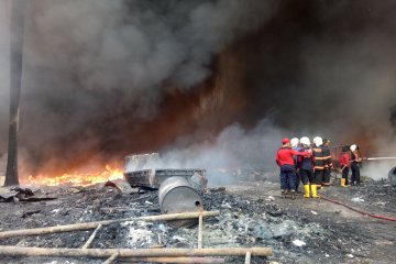 Gudang pengolahan sampah plastik di Palembang terbakar