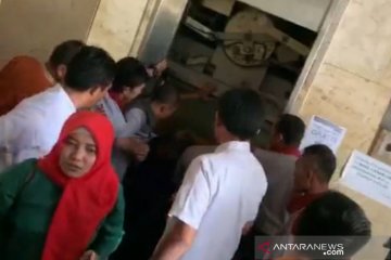 12 anggota PKK terjebak lift Gedung Wali Kota Jaktim