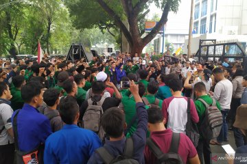 Tolak revisi UU KPK, ratusan mahasiswa di Medan beraksi di DPRD Sumut
